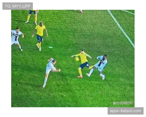 争议瞬间:皇马比赛中对方禁区内疑似手球,VAR介入后未判罚点球